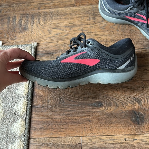 Lightly worn brooks running shoes - Picture 2 of 4